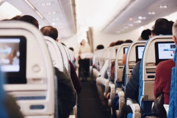 Літак Sepehran Airlines затрясло під час злету: стеля обвалилась на пасажирів