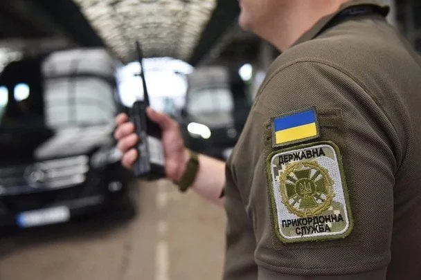 Виїзд за кордон з пенсійним у «Дії»: що вирішив суд у 2026