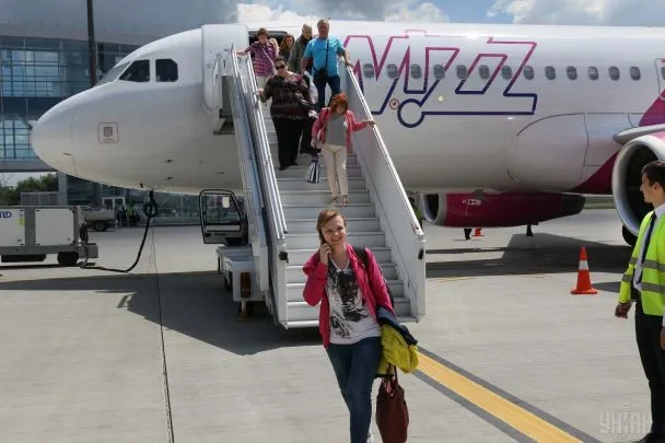 Подушка для шиї у Wizz Air: які штрафи грожать пасажирам у 2026