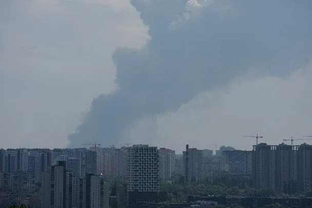 Атаки дронів на Київ зранку: вибухи та тривоги