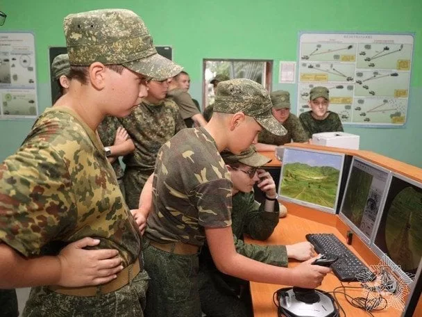 Як у школах навчають керувати дронами: програма для школярів 2026