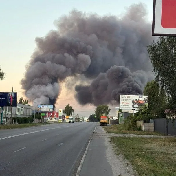 РФ атакувала сортувальні склади «Нової пошти» під Києвом: деталі й наслідки