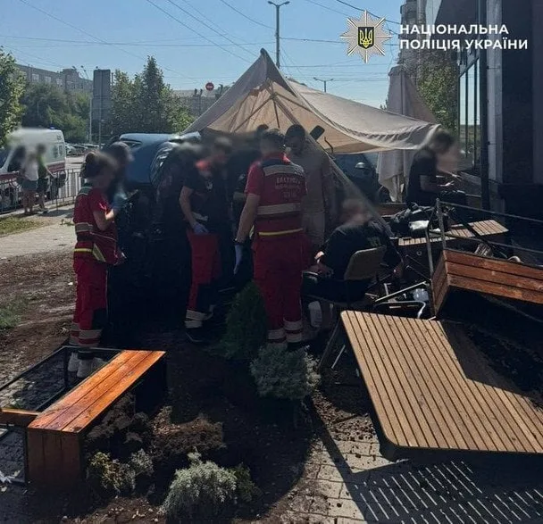ДТП у Києві 17 серпня: BMW знесли терасу, один водій збивав дитину раніше