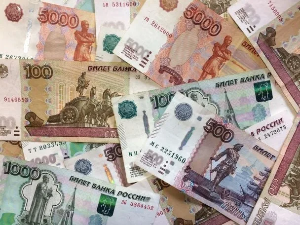 Росіяни масово забирають гроші з банків: чому падає довіра до фінсистеми