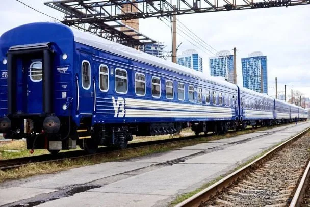 РФ вдарила балістикою по залізниці у Києві: жертви й руйнування