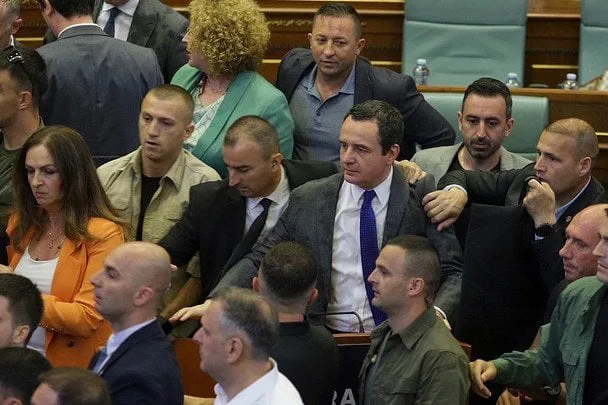 Парламентський скандал: яйця як знак протесту в Косові