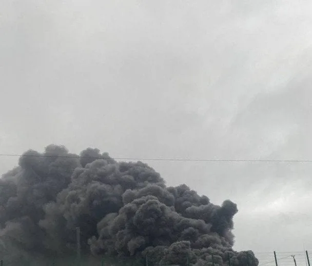 Атака на Київщину: пожежа на підприємстві та руйнування в домах